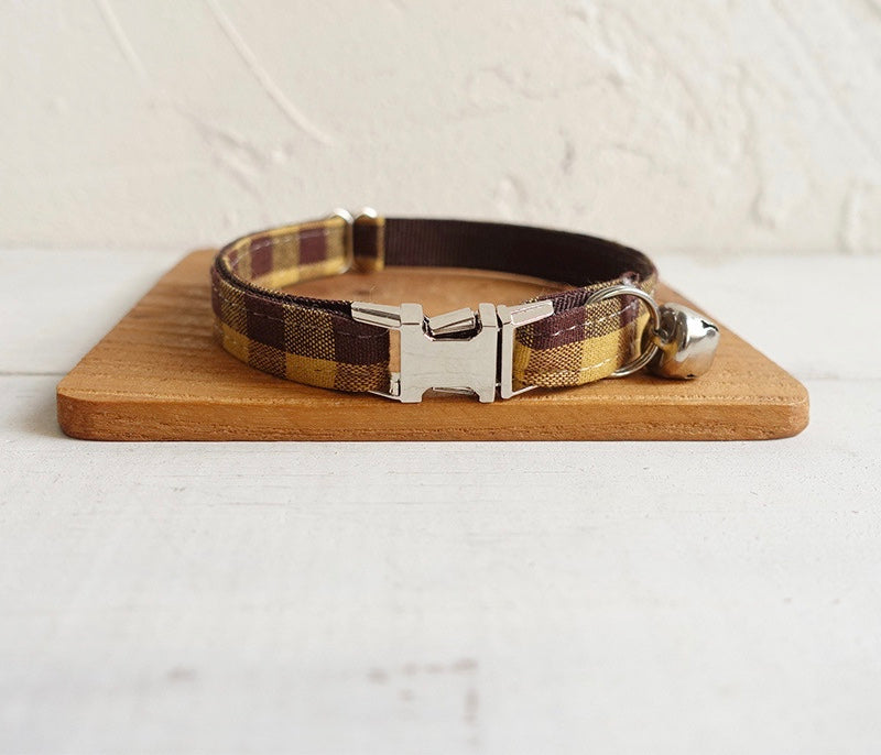 COLLAR - A TAD OF BROWN PLAID