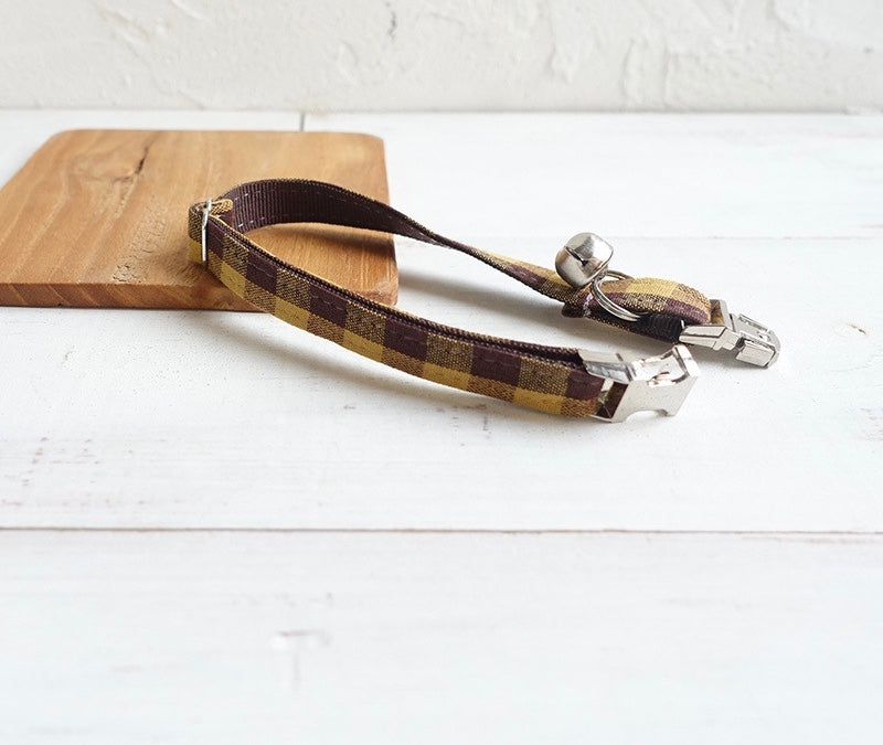 COLLAR - A TAD OF BROWN PLAID
